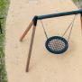 Single Swing (BNS 90cm) ljuljačka s okruglim sjedalom od mreže i drvenim postoljem za dječje igralište.