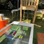 HPL Bench Chess and ludo game s drvenim igralištem i toboganom u pozadini