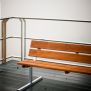 Bench, Steel Contruction s drvenim sjedištem i metalnim okvirom na otvorenom prostoru.